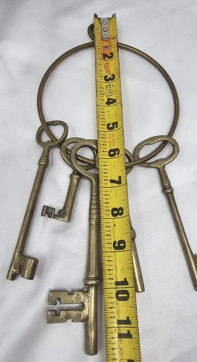 Vtg 5 Large Brass Skeleton Keys Ring Prop Jail Prison Gate Decorative Victorian - Picture 8 of 11